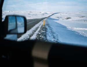 E-Auto umgeben von Schneelandschaft